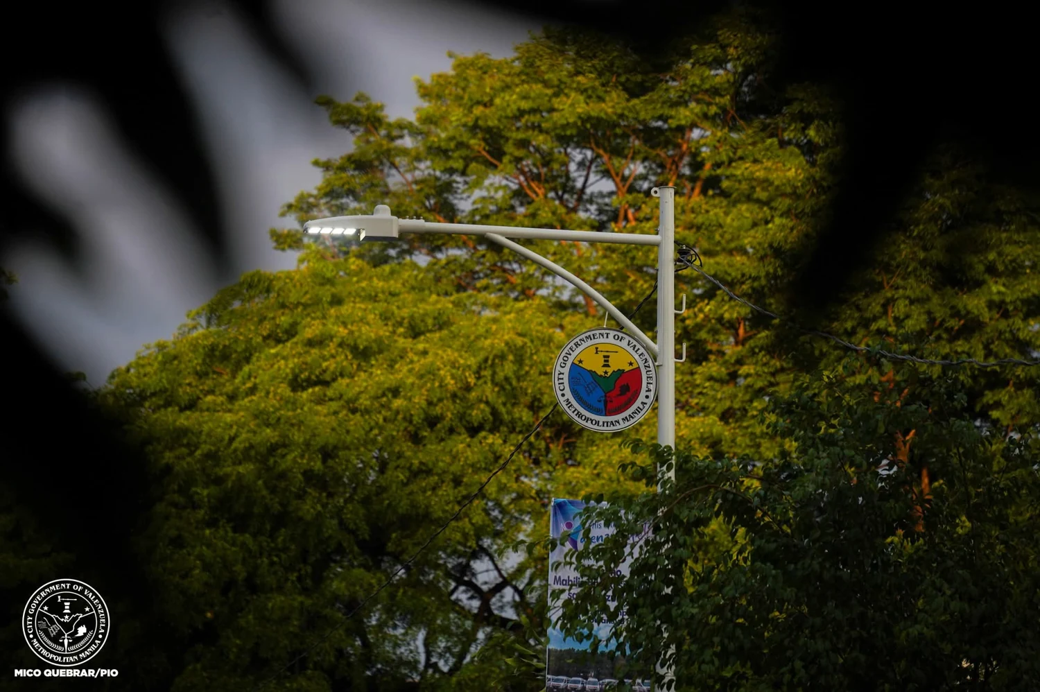 도로변 가로등 근접 모습 · Valenzuela City | MICO QUEBRAR/PIO